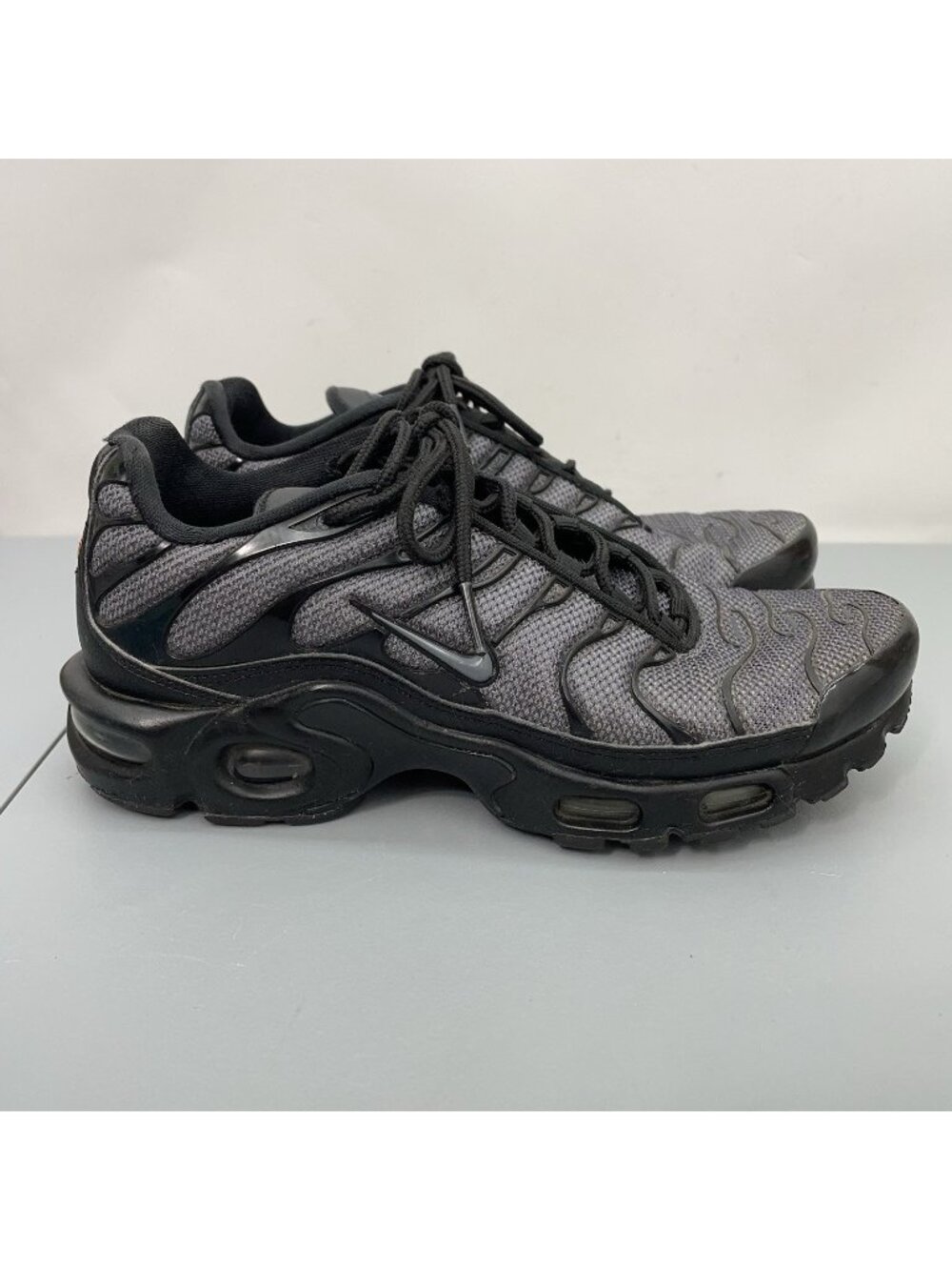 Nike Womens Black and Gray Athletic Sneakers
